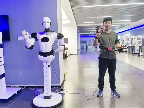 扬州造 机器人超帅 有着人型外表,能与人动作同步